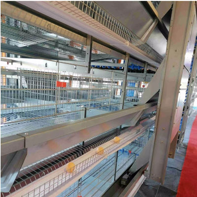 Casa avícola de acero con ventanas correderas y ventilación