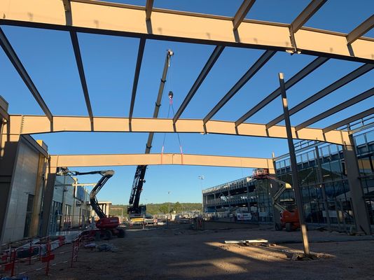 Edificio de almacén de estructura de acero personalizable con puerta rodante