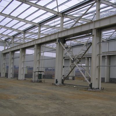 Edificio de talleres de estructura de acero con techo de paneles sandwich