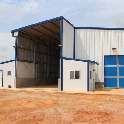 Edificio de talleres de estructura de acero con techo de paneles sandwich