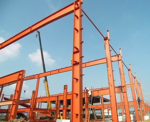 Taller de estructuras industriales de acero con rodilleras de acero en ángulo y acabado de vela PVDF