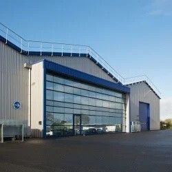 Taller de estructuras industriales de acero con rodilleras de acero en ángulo y acabado de vela PVDF