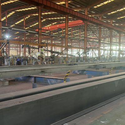 Taller de estructura de acero prefabricada con ventanas de aluminio