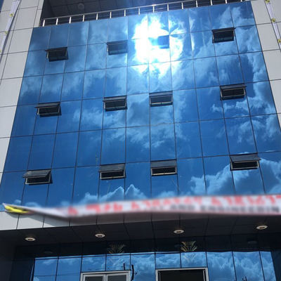 Edificio de taller de acero de 50 años con parapeto de 2,3 m y carga de viento de 150 km/h