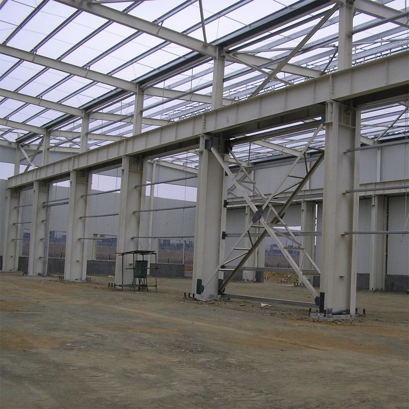 Edificio de talleres de estructura de acero con techo de paneles sandwich