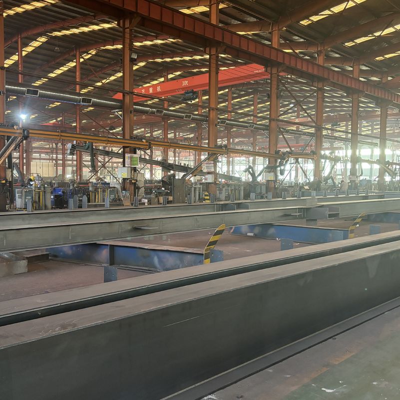 Taller de estructura de acero prefabricada con ventanas de aluminio