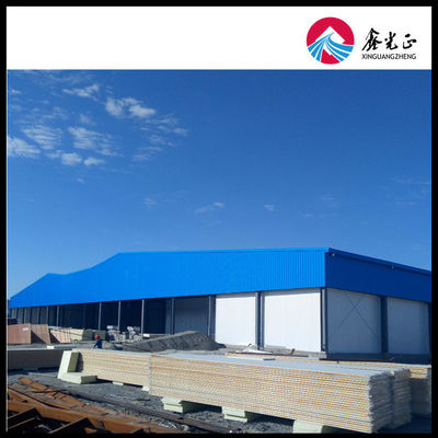 Columnas laminadas en caliente / formadas en frío Edificio de almacén prefabricado Panel de sándwich Revestimiento de chapa de acero para construcción duradera